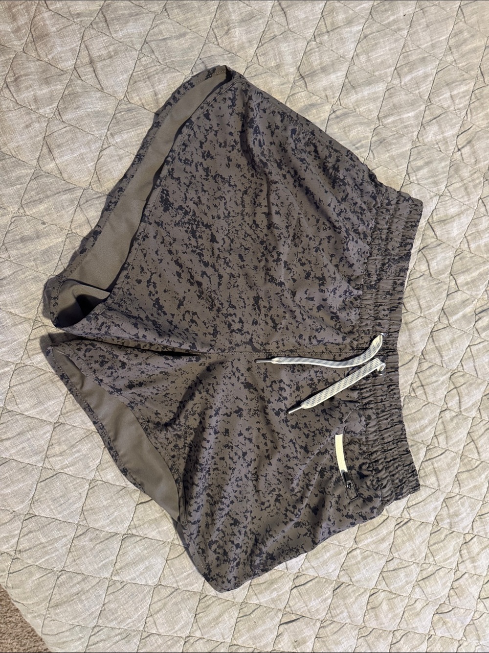 Vuori Celementine 4 in shorts. Dark gray with speckles